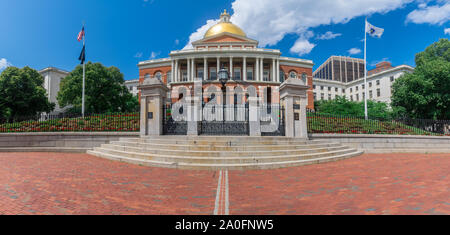 Vista del Massachusetts State House con una cupola dorata a Boston per un weekend di sole nel pomeriggio estivo Foto Stock