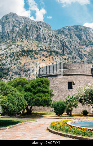 Vecchia Fortezza e montagna in Kotor, Montenegro Foto Stock