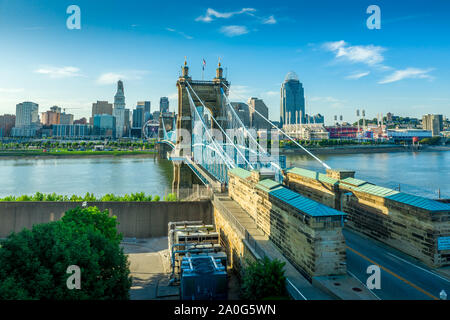 Vista panoramica di Cincinnati Downtown con la storica Roebling sospensione ponte sopra il fiume Ohio Foto Stock