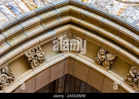 Opere d'arte in arenaria in un arco vicino all'entrata del Blocco del centro e della Torre della Pace Degli Edifici del Parlamento del Canada a Ottawa, Ontario, Canada. Foto Stock