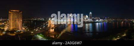 Vista panoramica di Cincinnati Downtown con la storica Roebling sospensione ponte sopra il fiume Ohio Foto Stock