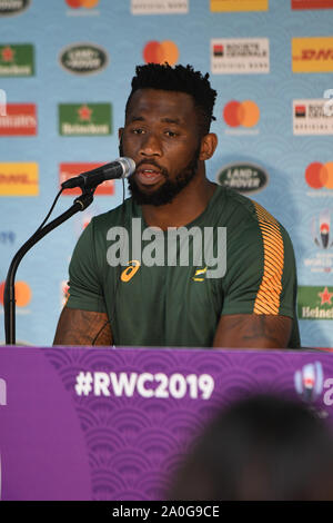 Sud Africa capitano Siya Kolisi parla durante il Sud Africa Captain's Run conferenza stampa in vista del 2019 Coppa del Mondo di Rugby pool B match contro la Nuova Zelanda presso l'International Stadium Yokohama di Yokohama Kanagawa, Giappone il 20 settembre 2019. Foto di Tadashi Miyamoto Foto Stock