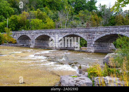 La cinque-span arcuata di ponte in pietra Pakenham, un villaggio in Mississippi Mills, Ontario, Canada, è unico nel suo genere in Nord America. Foto Stock