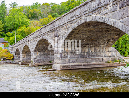 La cinque-span arcuata di ponte in pietra Pakenham, un villaggio in Mississippi Mills, Ontario, Canada, è unico nel suo genere in Nord America. Foto Stock