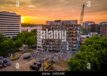 Vista aerea di un edificio per uffici sotto la demolizione di una palla di demolizione in Columbia Town Center Maryland nuovo Washington DC Foto Stock