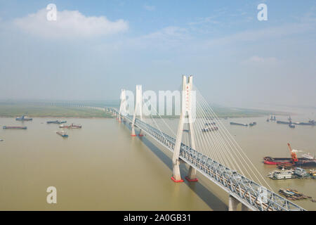 Changsha. Xix Sep, 2019. Foto aerea adottate il 7 settembre 19, 2019 mostra un nuovo ponte sul lago Dongting sulla ferrovia Haoji (originariamente denominato Menghua ferroviario) linea centrale nella provincia cinese di Hunan. Con una consegna annuale della capacità di 200 milioni di tonnellate, i 1,837 km di ferrovia che collegava il nord della Cina di Mongolia Interna Regione Autonoma e Cina orientale della provincia di Jiangxi è presto per essere la più lunga di pesante-caricati ferrovie in Cina quando completata nel mese di ottobre. Credito: Chen Sihan/Xinhua/Alamy Live News Foto Stock