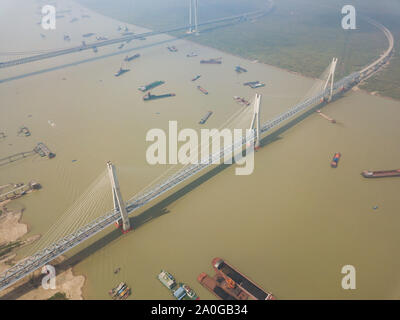 Changsha. Xix Sep, 2019. Foto aerea adottate il 7 settembre 19, 2019 mostra un nuovo ponte sul lago Dongting sulla ferrovia Haoji (originariamente denominato Menghua ferroviario) linea centrale nella provincia cinese di Hunan. Con una consegna annuale della capacità di 200 milioni di tonnellate, i 1,837 km di ferrovia che collegava il nord della Cina di Mongolia Interna Regione Autonoma e Cina orientale della provincia di Jiangxi è presto per essere la più lunga di pesante-caricati ferrovie in Cina quando completata nel mese di ottobre. Credito: Chen Sihan/Xinhua/Alamy Live News Foto Stock