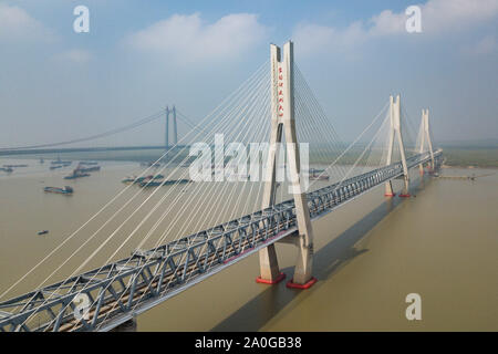 Changsha. Xix Sep, 2019. Foto aerea adottate il 7 settembre 19, 2019 mostra un nuovo ponte sul lago Dongting sulla ferrovia Haoji (originariamente denominato Menghua ferroviario) linea centrale nella provincia cinese di Hunan. Con una consegna annuale della capacità di 200 milioni di tonnellate, i 1,837 km di ferrovia che collegava il nord della Cina di Mongolia Interna Regione Autonoma e Cina orientale della provincia di Jiangxi è presto per essere la più lunga di pesante-caricati ferrovie in Cina quando completata nel mese di ottobre. Credito: Chen Sihan/Xinhua/Alamy Live News Foto Stock