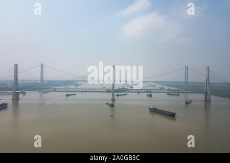 Changsha. Xix Sep, 2019. Foto aerea adottate il 7 settembre 19, 2019 mostra un nuovo ponte sul lago Dongting sulla ferrovia Haoji (originariamente denominato Menghua ferroviario) linea centrale nella provincia cinese di Hunan. Con una consegna annuale della capacità di 200 milioni di tonnellate, i 1,837 km di ferrovia che collegava il nord della Cina di Mongolia Interna Regione Autonoma e Cina orientale della provincia di Jiangxi è presto per essere la più lunga di pesante-caricati ferrovie in Cina quando completata nel mese di ottobre. Credito: Chen Sihan/Xinhua/Alamy Live News Foto Stock