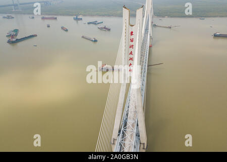 Changsha. Xix Sep, 2019. Foto aerea adottate il 7 settembre 19, 2019 mostra un nuovo ponte sul lago Dongting sulla ferrovia Haoji (originariamente denominato Menghua ferroviario) linea centrale nella provincia cinese di Hunan. Con una consegna annuale della capacità di 200 milioni di tonnellate, i 1,837 km di ferrovia che collegava il nord della Cina di Mongolia Interna Regione Autonoma e Cina orientale della provincia di Jiangxi è presto per essere la più lunga di pesante-caricati ferrovie in Cina quando completata nel mese di ottobre. Credito: Chen Sihan/Xinhua/Alamy Live News Foto Stock