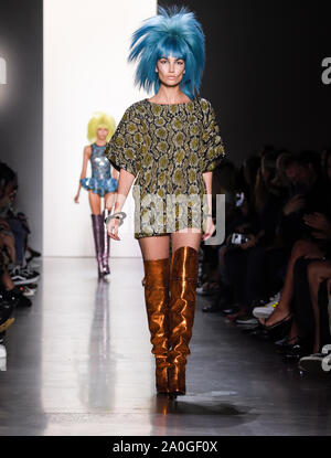 New York, NY - 6 Settembre 2019: Lily Aldridge passeggiate pista per Jeremy Scott durante la settimana della moda di New York la Primavera/Estate 2020 a molla Studios Foto Stock