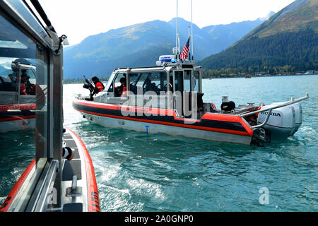 SEWARD, Alaska - la sicurezza marittima e la protezione dai membri dei team di Area Pacifico unità per fornire sicurezza in Seward Boat Harbour durante l'Artico capacità Expeditionary Esercizio (AECE) 2019, Sett. 16, 2019. Circa 3.000 U.S. Navy e Marine Corps personale partecipare AECE 2019, una formazione congiunta esercizio che prove expeditionary capacità logistiche nella regione artica e prepara le forze congiunte di rispondere alle crisi in tutta l'Indo-Pacifico. (U.S. Coast Guard foto di Sottufficiali di 2a classe di Melissa E. F. McKenzie) Foto Stock