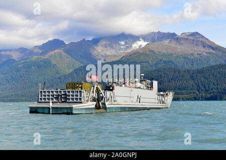 SEWARD, Alaska - Landing Craft, Utility (LCU) 1648, approcci Seward Boat Harbour durante l'Artico capacità Expeditionary Esercizio (AECE) 2019, Sett. 16, 2019. Circa 3.000 U.S. Navy e Marine Corps personale partecipare AECE 2019, una formazione congiunta esercizio che prove expeditionary capacità logistiche nella regione artica e prepara le forze congiunte di rispondere alle crisi in tutta l'Indo-Pacifico. (U.S. Coast Guard foto di Sottufficiali di 2a classe di Melissa E. F. McKenzie) Foto Stock