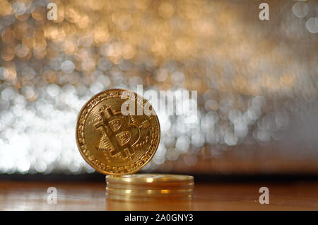 Una piccola pila di 'bitcoins' nella parte anteriore di uno sfondo lucido - concetto titolo illustrativo Foto Stock