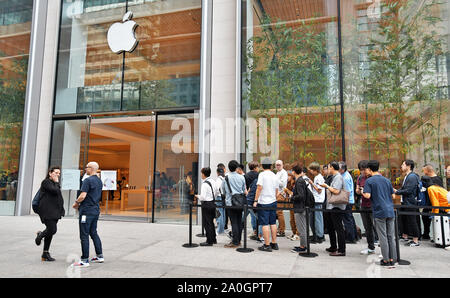 I clienti in attesa in una linea di acquistare il nuovo iPhone 11 durante il giorno del lancio a Marunouchi Apple store Venerdì, 20 settembre 2019. Foto di Keizo Mori/UPI Foto Stock