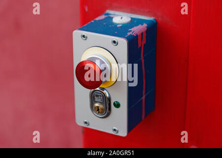 Umea, Svezia - 26 agosto 2019: pulsante rosso e bloccarlo in una scatola di metallo per aprire una porta di garage Foto Stock