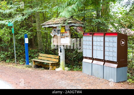 Fermata dell'autobus comunitario a Trincomali sulla North Pender Island, British Columbia, Canada Foto Stock