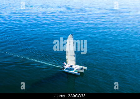 Barca a vela che passa nel canale Swanson Foto Stock