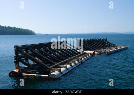 Parti delle strutture di attracco presso il terminal dei traghetti BC Ferries di Otter Bay, North Pender Island, British Columbia, Canada Foto Stock