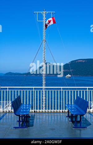 Bandiera canadese che batte a prua di BC Ferries Foto Stock