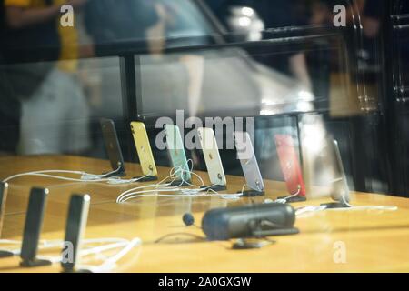 Zhejiang, Zhejiang, Cina. Xx Settembre, 2019. Zhejiang, Cina-sul Sett. 20, 2019, i clienti in fila per acquistare il nuovo Apple iPhone11 telefono nella parte anteriore di Apple del West Lake flagship store a Hangzhou. Credito: SIPA Asia/ZUMA filo/Alamy Live News Foto Stock