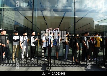 Zhejiang, Zhejiang, Cina. Xx Settembre, 2019. Zhejiang, Cina-sul Sett. 20, 2019, i clienti in fila per acquistare il nuovo Apple iPhone11 telefono nella parte anteriore di Apple del West Lake flagship store a Hangzhou. Credito: SIPA Asia/ZUMA filo/Alamy Live News Foto Stock