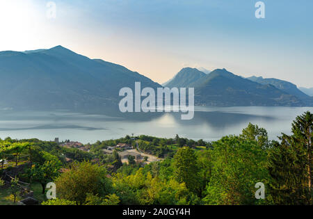 Un meraviglioso paesaggio italiano sul Lago di Como Foto Stock