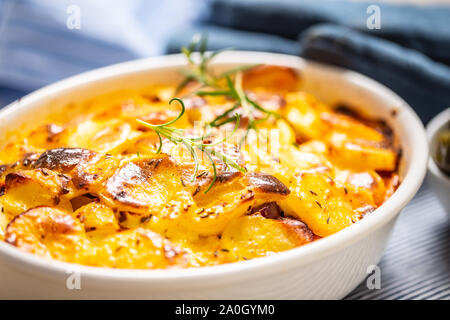 Patate arrosto in una teglia easten tradizionale cibo europeo intitolato come patata francia Foto Stock