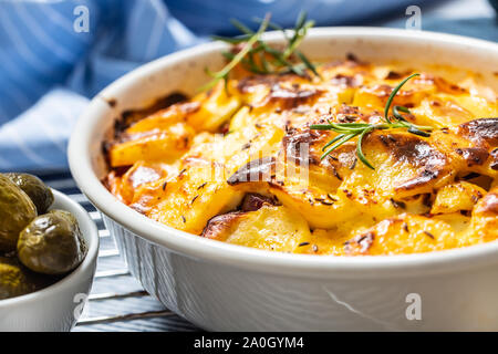 Patate arrosto in una teglia easten tradizionale cibo europeo intitolato come patata francia Foto Stock