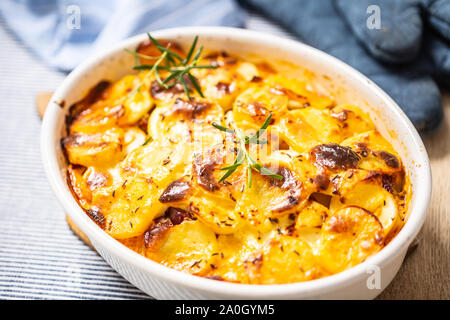 Patate arrosto in una teglia easten tradizionale cibo europeo intitolato come patata francia Foto Stock