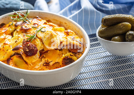 Patate arrosto in una teglia easten tradizionale cibo europeo intitolato come patata francia Foto Stock