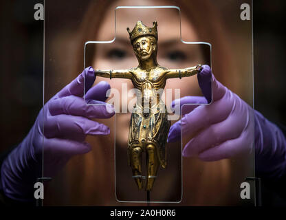 Curatore di archeologia a York Musei fiducia Lucy Creighton con un raro 800-anno-vecchia figura di Cristo, che è tornato a casa a York per la prima volta in quasi due secoli. Il dorato e smaltato, ornamento che è stata fatta in Limoges, Francia nel XIII secolo, fu trovato nelle rovine di St Mary's Abbey York nel 1826, e viene restituita a York per visualizzare presso il museo dello Yorkshire. Foto Stock