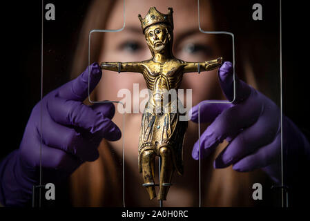 Curatore di archeologia a York Musei fiducia Lucy Creighton con un raro 800-anno-vecchia figura di Cristo, che è tornato a casa a York per la prima volta in quasi due secoli. Il dorato e smaltato, ornamento che è stata fatta in Limoges, Francia nel XIII secolo, fu trovato nelle rovine di St Mary's Abbey York nel 1826, e viene restituita a York per visualizzare presso il museo dello Yorkshire. Foto Stock