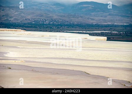 Minerale di carbonato di sinistra dall'acqua fluente travertino piscine calde di Pamukkale, Denizli, Turchia. Foto Stock