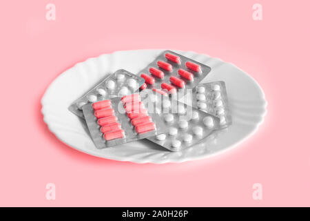 Pillole diverse su una piastra. Il concetto di prescrizione di farmaci per la perdita di peso. Mezzi per la soppressione di appetito. Foto Stock