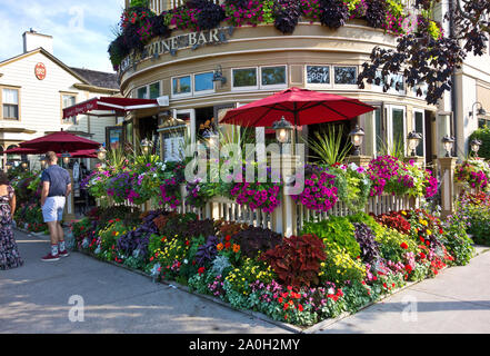 Niagara-On-The-Lake, Ontario, Canada. Shaw Cafe & Wine Bar con tanti fiori colorati intorno al suo patio. Foto Stock