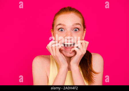 Close-up ritratto della bella carino incantevole adorabili attraente sognanti positivo fortunati i Capelli rossi ragazza in tanktop, omg, aperto bocca, gioia, isolato uovere Foto Stock