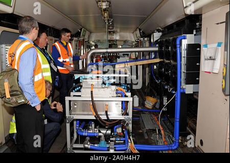 Industria ferroviaria personale su un tour guidato della Università di Birmingham prototipo di cella a combustibile idrogeno alimentato Hydroflex treno alla rampa Quinton Tech Center. Foto Stock