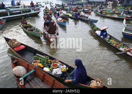 Banjarmasin, Sud Kalimantan, Indonesia - 18 settembre, 2018 : Le Donne da Lok Baintan (villaggio nelle vicinanze) vendita presso la Jukung Foto Stock