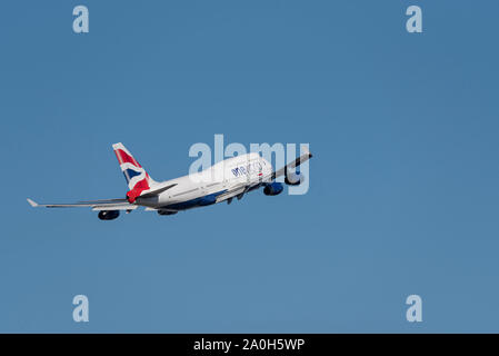 British Airways One World Boeing 747 Jumbo aereo di linea decolla dall'aeroporto di Londra Heathrow, Londra, Regno Unito in cielo blu Foto Stock