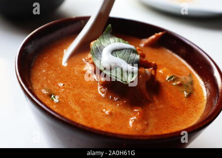 Tradizionale in rosso curry tailandese Tom Yum zuppa di zuppa tradizionale cucchiaio Foto Stock