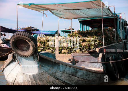 Tradizionale vietnamita Mercato Galleggiante chiamato Ca ha squillato a Can Tho, Vietnam Foto Stock