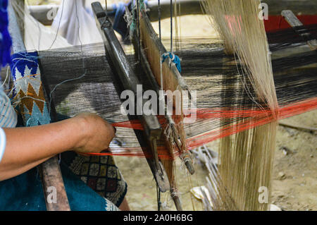 Tradizionale tessitura a mano di sete laotiano nel villaggio vicino Luang Prabang, Laos Foto Stock