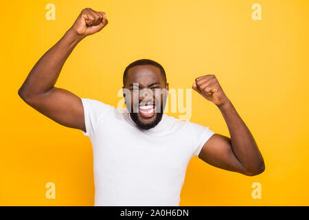 Bello attraente manly allegro lieto mulatto uomo, mostra vincendo sì cool gesto, celebrando e isolate su bright vivid sfondo giallo Foto Stock