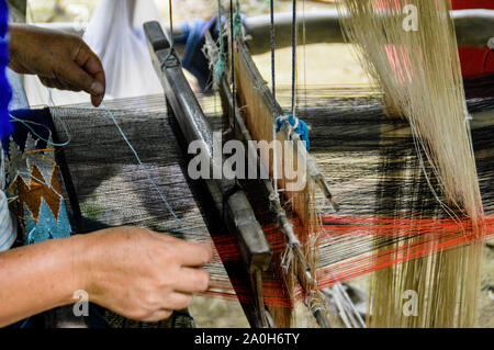 Tradizionale tessitura a mano di sete laotiano nel villaggio vicino Luang Prabang, Laos Foto Stock