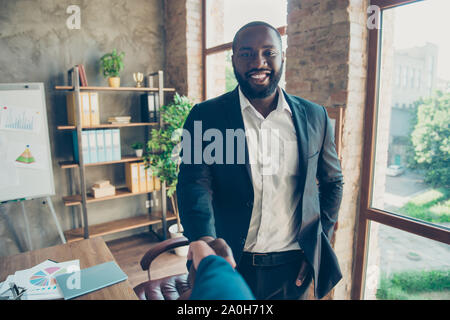 Elegante Elegante allegro positivo squalo business, mulatto barbuto Uomo in camicia stringono le mani, l'assunzione di un collega al posto di lavoro, stazione di lavoro Foto Stock