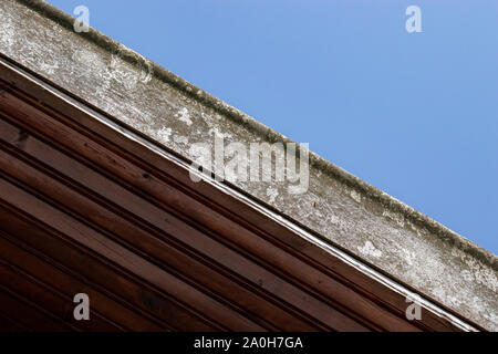 Tetto in calcestruzzo, sotto legno, cielo sopra Foto Stock