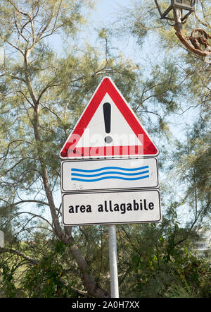 Cartello stradale area allagabile o soggette a inondazioni Ventimiglia, Liguria, Italia, Europa Foto Stock