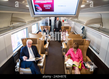 Rom, Italia. Xx Settembre, 2019. Il Presidente federale Frank-Walter Steinmeier (l) e sua moglie Elke Büdenbender in un Frecciarossa treno express per viaggiare a Napoli. Presidente Steinmeier e sua moglie sono su una due giorni di visita di stato in Italia. Credito: Bernd von Jutrczenka/dpa/Alamy Live News Foto Stock