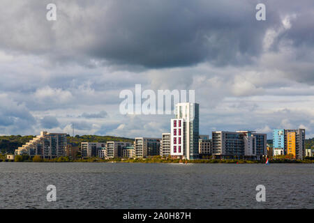 Una interessante selezione di moderni stili architettonici di alloggiamento all'interno del nuovo barrage attraverso la Baia di Cardiff, Glamorgan, Wales, Regno Unito Foto Stock